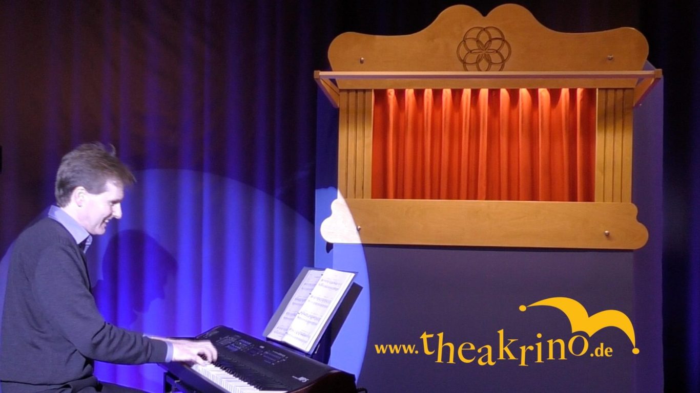 Joachim Gößler neben 'theakrino' Joachim Gößler am E-Piano neben dem von ihm erfundenen 'theakrino'-Puppentheater